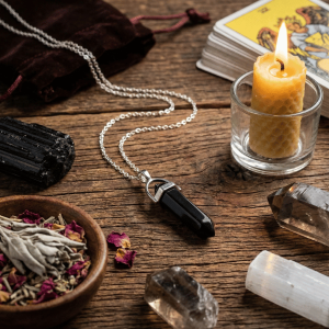 Wisiorek z czarnego obsydianu