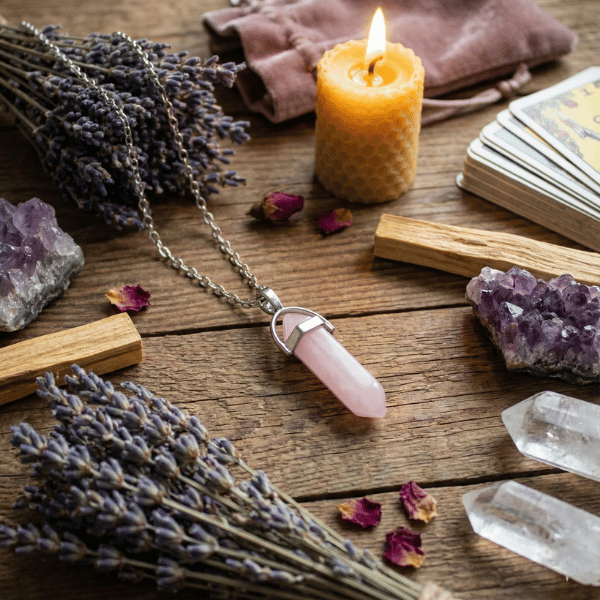 Wisiorek z różowego kwarcu