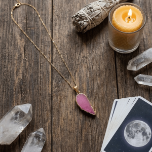 Wisiorek z różowego jadeitu w kształcie skrzydła