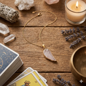 Wisiorek z różowego kwarcu w kształcie skrzydła