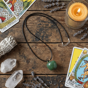 Wisiorek z zielonego awenturynu w kształcie jabłka