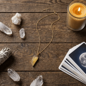 Wisiorek z żółtego jadeitu w kształcie skrzydła