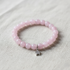 Bransoletka z różowego kwarcu ze srebrną gwiazdką – kamień miłości i harmonii