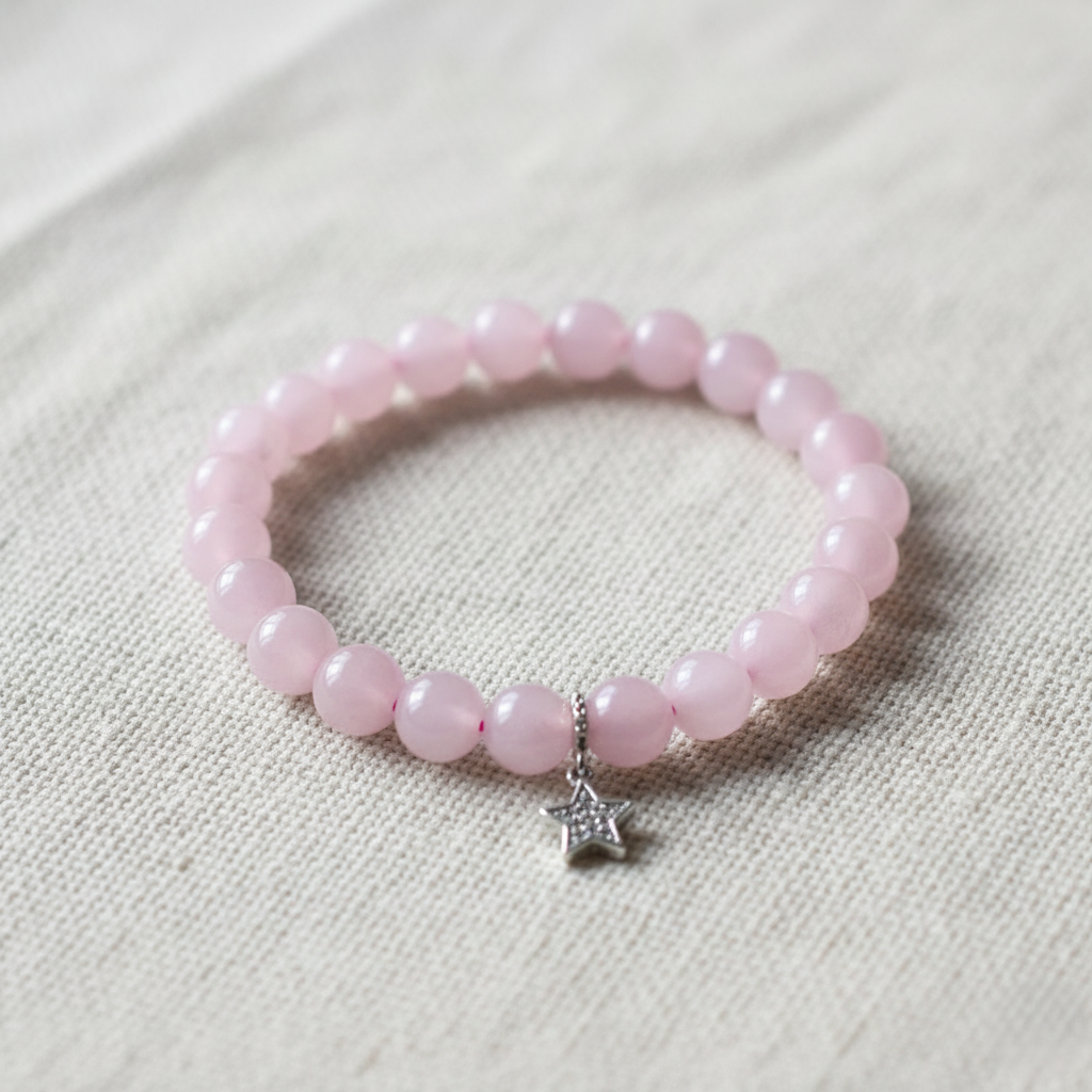 Bransoletka z różowego kwarcu ze srebrną gwiazdką Bransoletka z różowego kwarcu ze srebrną gwiazdką – kamień miłości i harmonii
