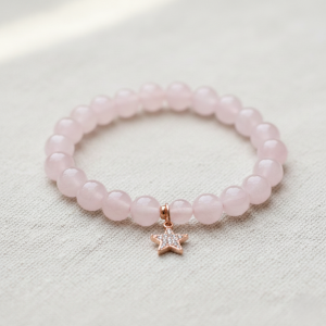 Bransoletka z różowego kwarcu ze złotą gwiazdką – kamień miłości i pozytywnej energii