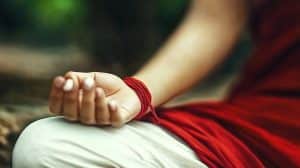 Tajemnicza moc czerwonego sznurka – rola, historia i znaczenie w ezoteryce oraz duchowości