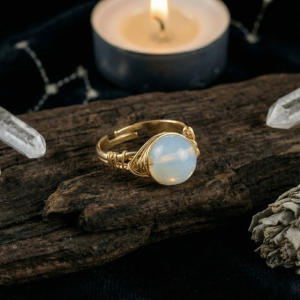 Okrągły pierścionek z opalitem